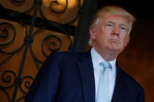 １月５日、トランプ氏はトヨタ自動車に対し、米市場向けの自動車をメキシコで製造するなら、多額の税金をかけると警告した。写真は昨年１２月、フロリダ州パームビーチで撮影（２０１７年　ロイター/Jonathan Ernst）