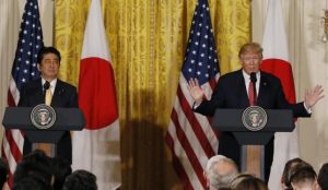 　２月１１日、米国訪問中の安倍晋三首相（写真左）は現地時間１０日、ワシントンでのトランプ大統領との首脳会談後に記者会見し、両国が関係強化への対話を続けるため、麻生太郎副総理とペンス副大統領のもとに新たな協議の枠組みを設けることで合意したと述べた。１０日ワシントンで撮影（２０１７年　ロイター／Jim Bourg）
